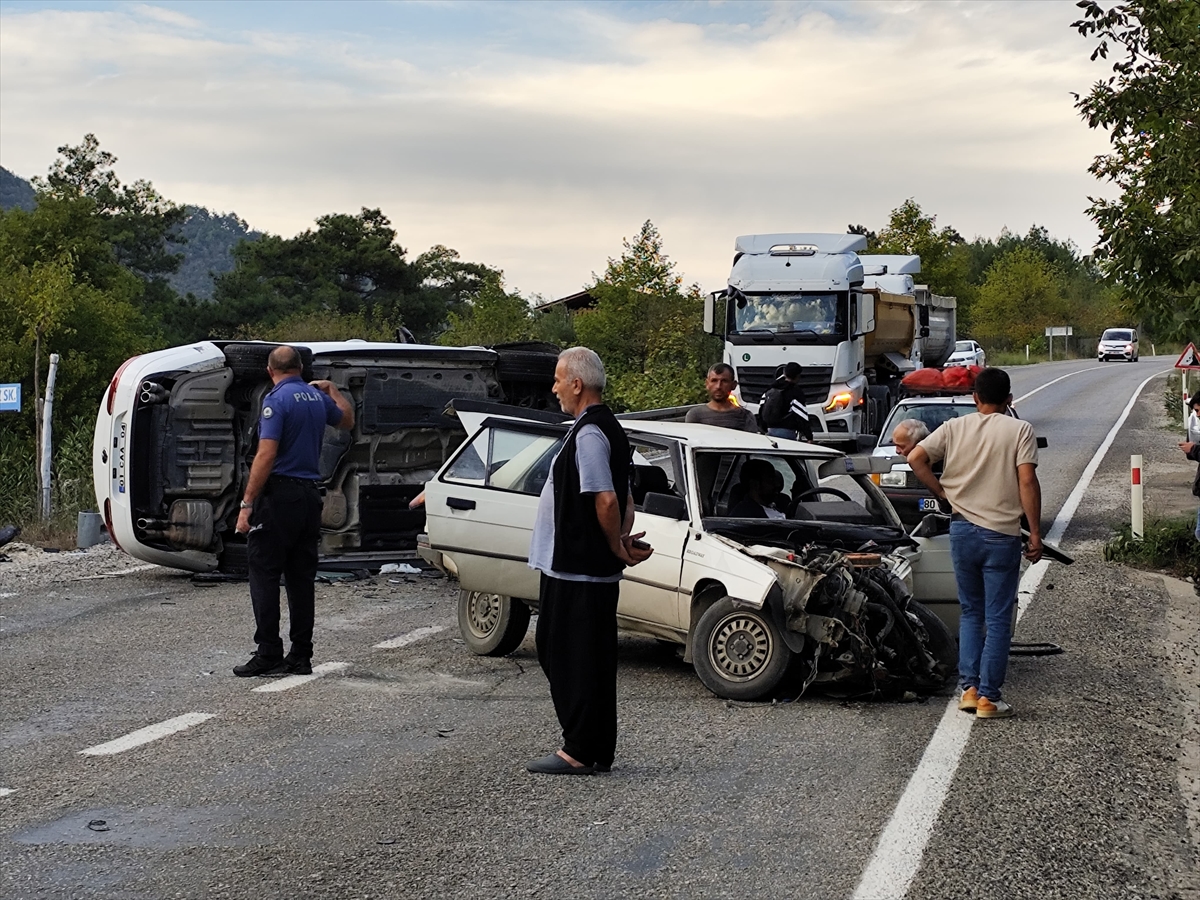 Adana'da iki otomobilin çarpıştığı kazada 1'i bebek 4 kişi yaralandı