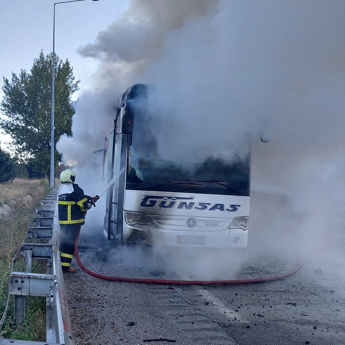 Adana'da seyir halindeki yolcu otobüsünde çıkan yangın söndürüldü