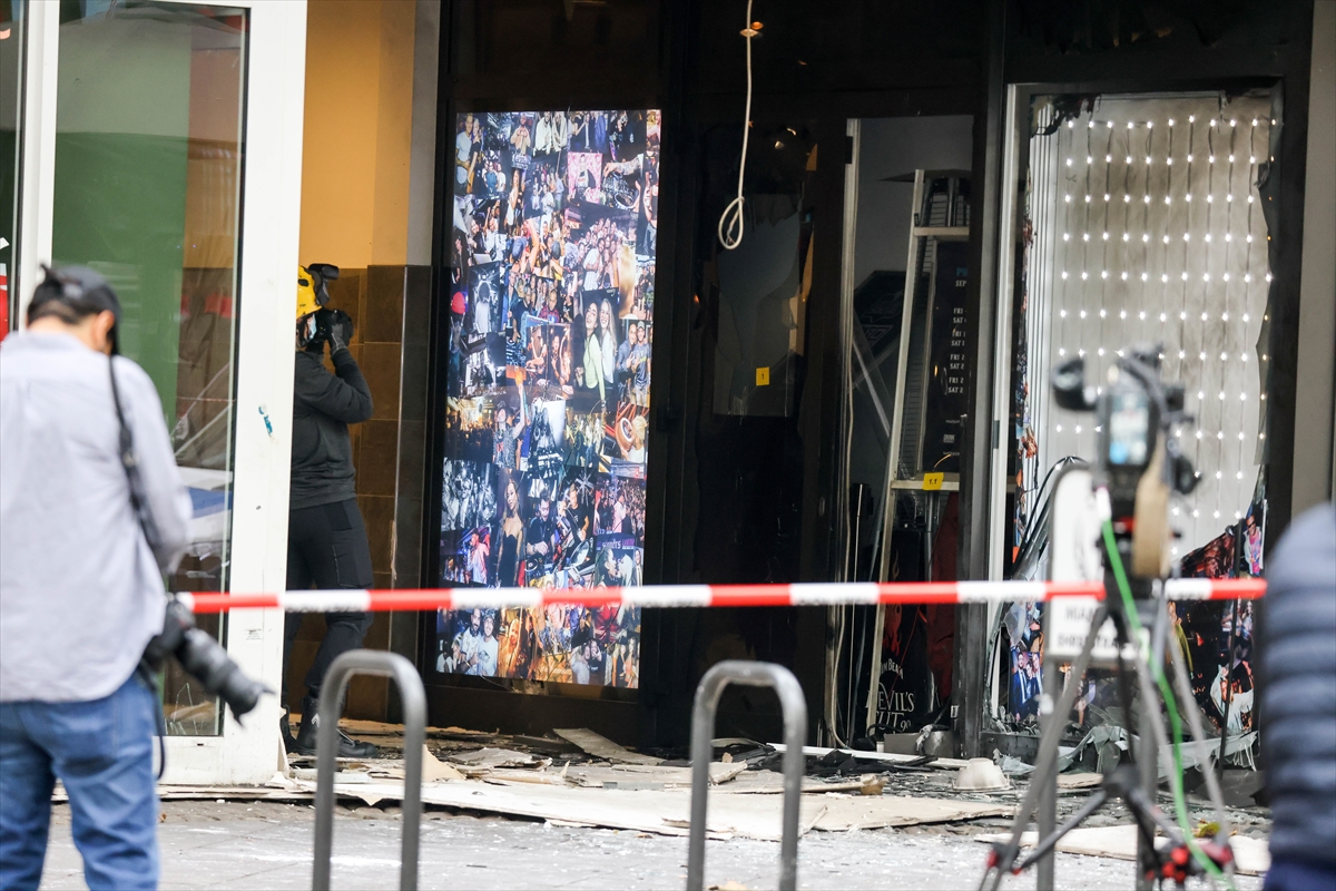 Almanya'nın Köln kentinde bir Türk'e ait eğlence mekanının girişinde patlama meydana geldi