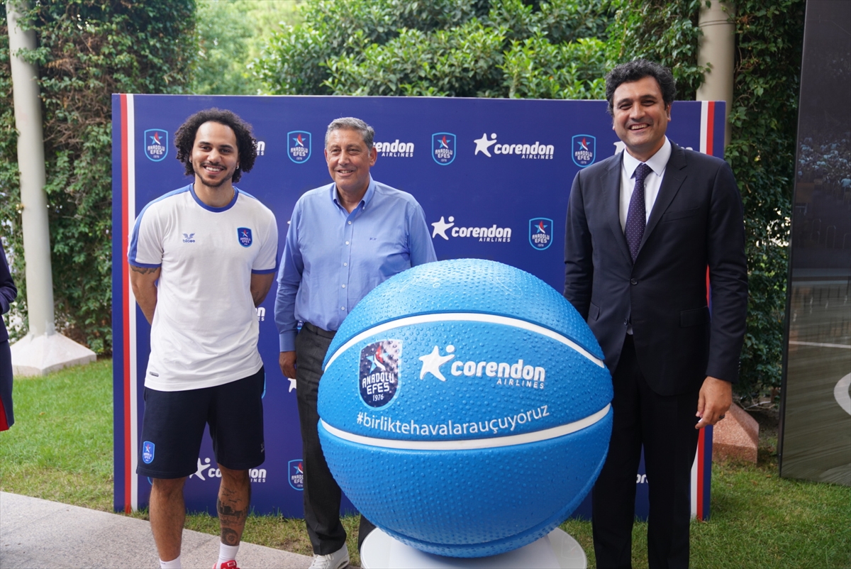 Anadolu Efes Spor Kulübü ile Corendon Airlines arasındaki sponsorluk anlaşması yenilendi