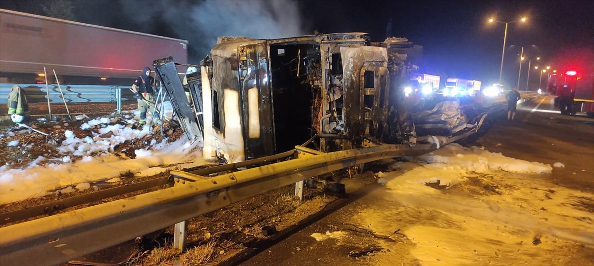 Anadolu Otoyolu'nda kaza yapan tırda çıkan yangın söndürüldü