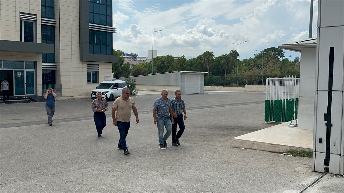 Antalya'da otomobilin su tankerine çarptığı kazada 3 kişi öldü, 2 kişi yaralandı