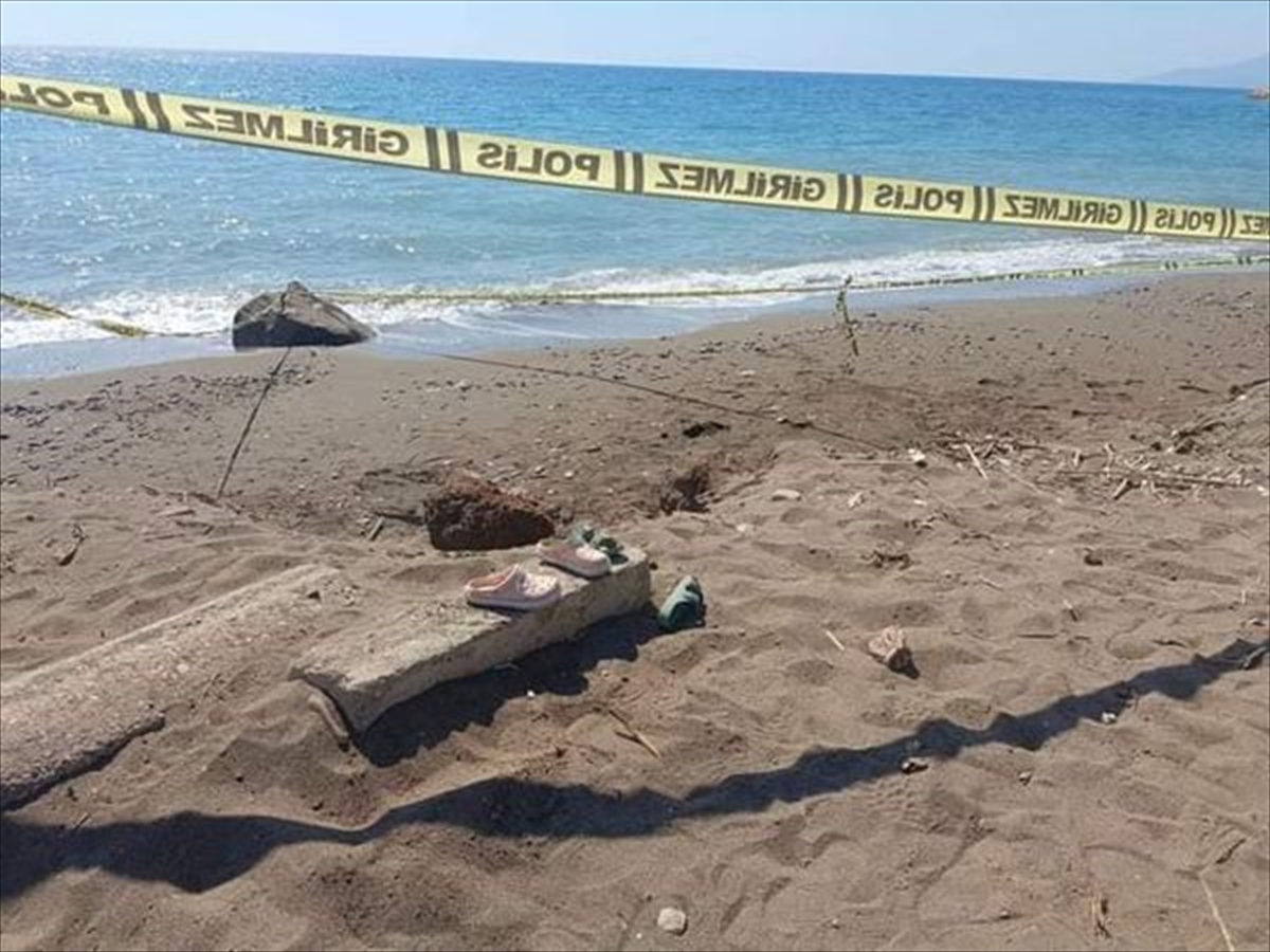 Antalya'da plajda oynarken kum tepeciğinin altında kalan 2 çocuktan 1'i öldü