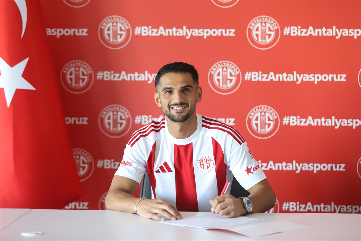 Antalyaspor, Petrusenko ile Abdurrahim Dursun için imza töreni düzenledi