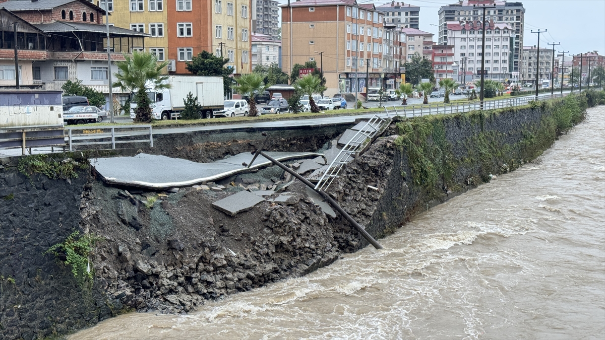 Artvin-Hopa kara yolunda çökme meydana geldi