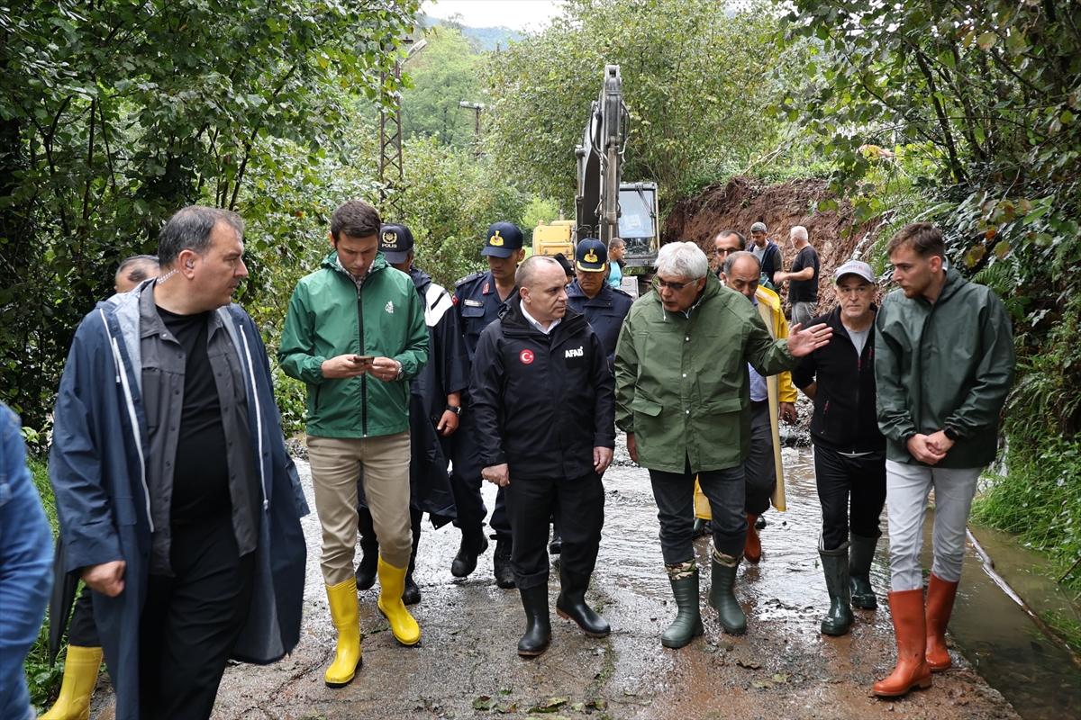 Artvin'de heyelan ve taşkınlar nedeniyle kapanan 32 köy yolu ulaşıma açıldı