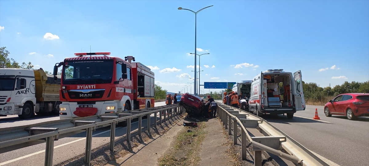 Balıkesir'de aydınlatma direğine çarpan otomobilin sürücüsü öldü, yanındaki 2 kişi yaralandı