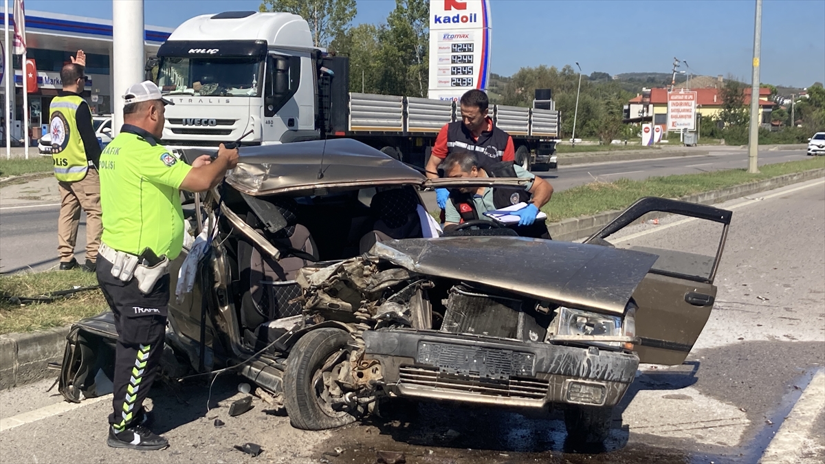 Bartın'da temizlik aracına çarpan otomobilin sürücüsü ağır yaralandı