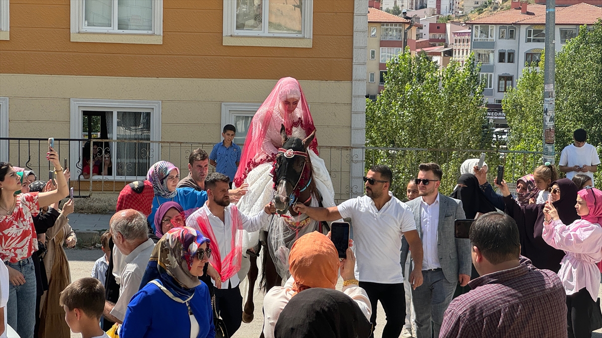 Bayburt'ta gelini damadın evine at sırtında getirme geleneği yaşatılıyor