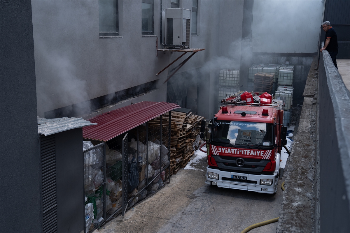 GÜNCELLEME – Beylikdüzü'nde fabrikada çıkan yangın söndürüldü