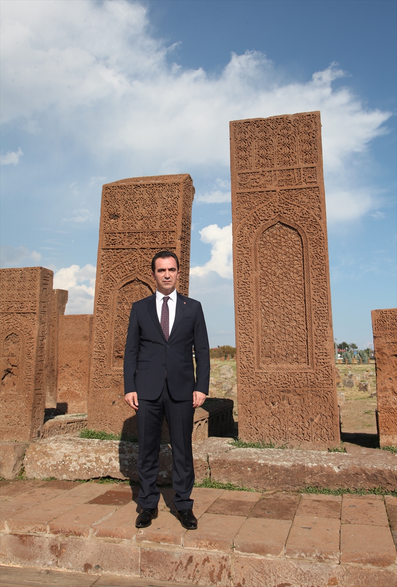 Bitlis Valisi Karakaya, Selçuklu Meydan Mezarlığı'nı ziyaret etti