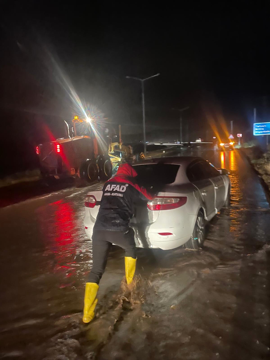 Bitlis'te sağanak ulaşımı aksattı