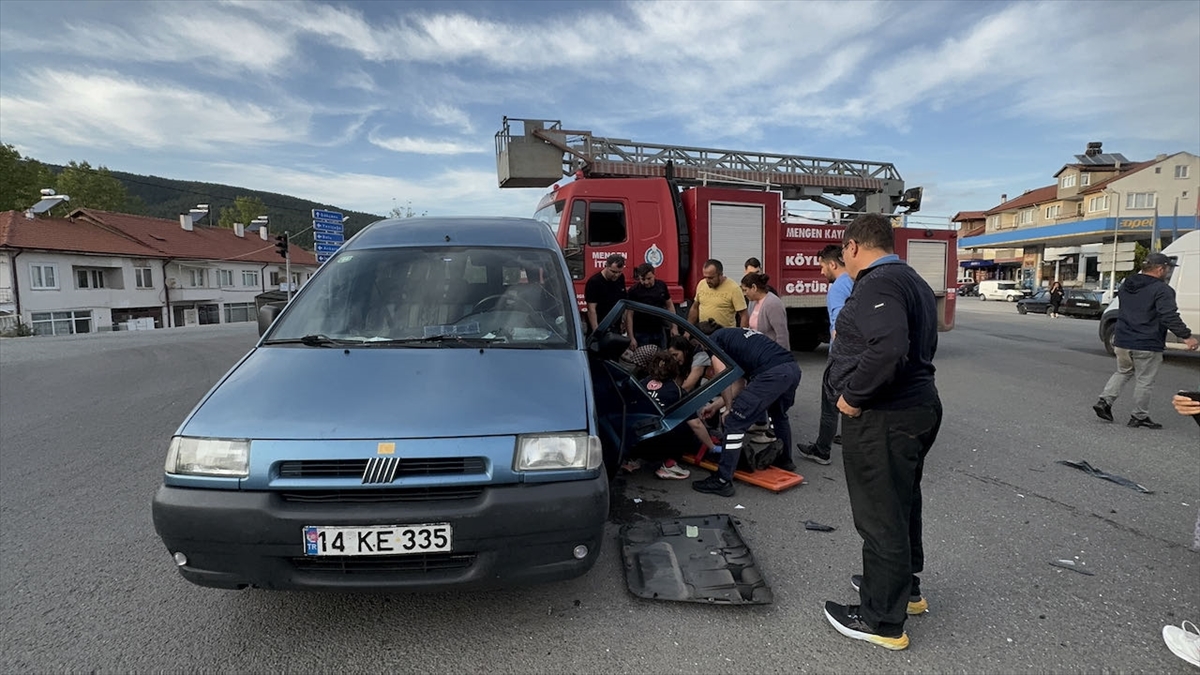 Bolu'da ambulans ile hafif ticari aracın çarpıştığı kazada 1 kişi yaralandı