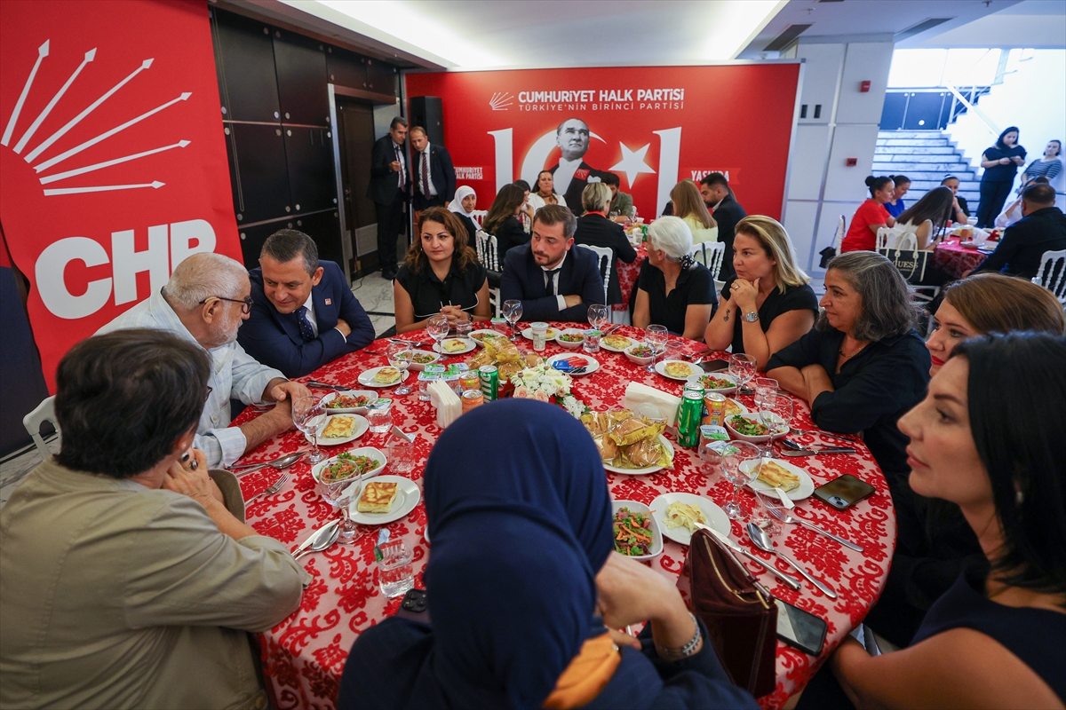 CHP Genel Başkanı Özel, toplumun farklı kesimlerinden ailelerle bir araya geldi