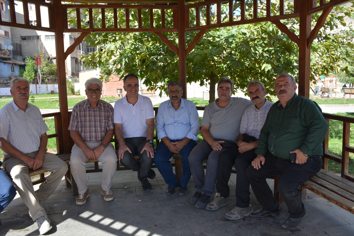 Emekli öğretmen 42 yıl sonra ilk görev yeri Hakkari'de öğrencileriyle buluştu