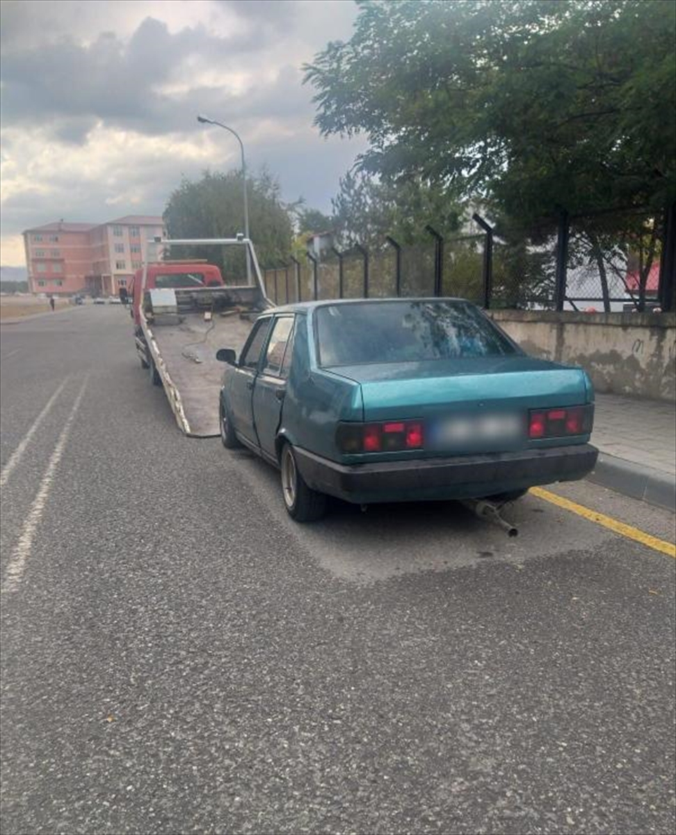 Erzurum'da abartı egzozlu otomobil sürücüsüne sosyal medya şikayetiyle ceza kesildi