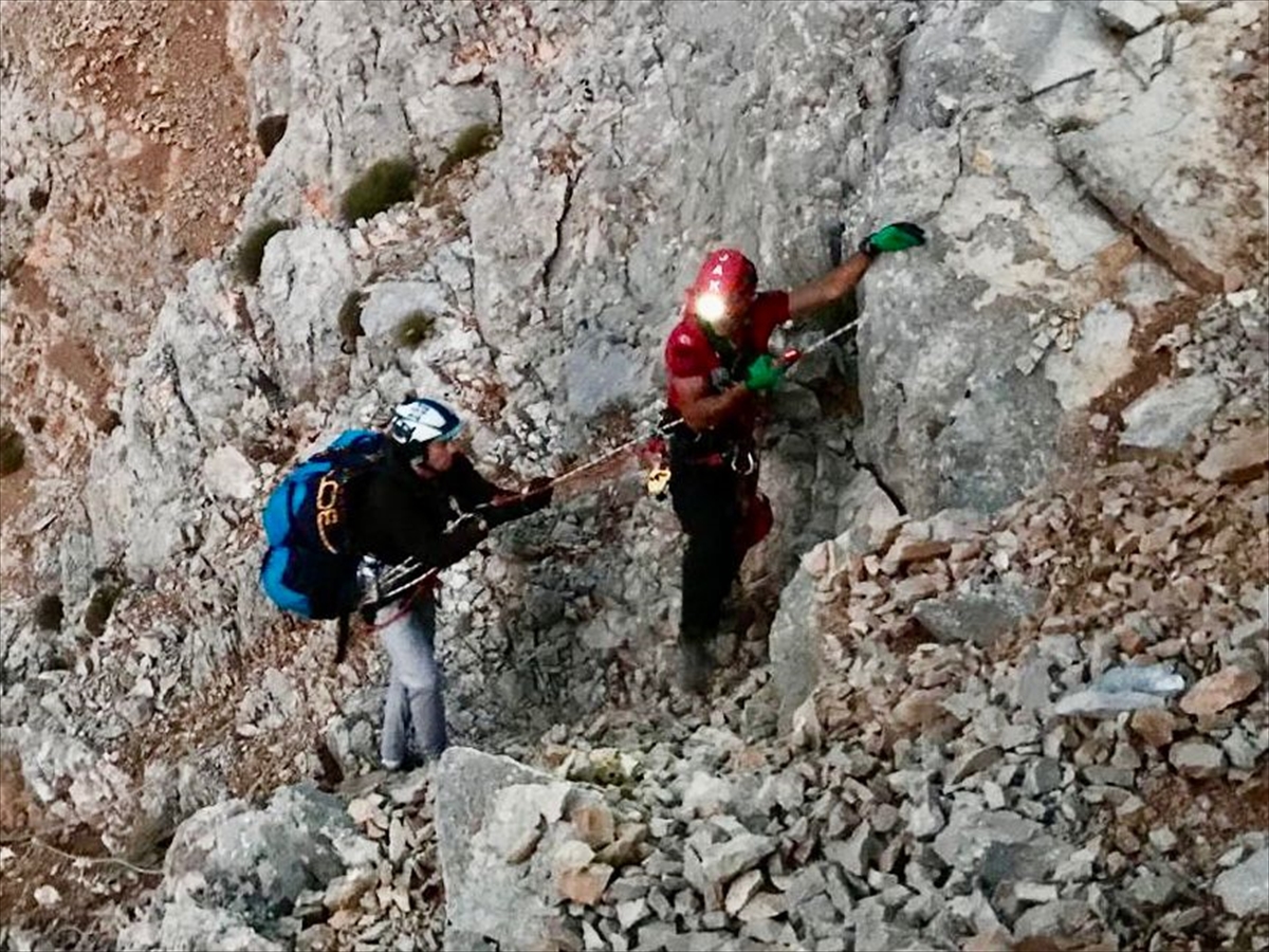 Fethiye'de kayalık alana düşen yamaç paraşütü pilotu kurtarıldı