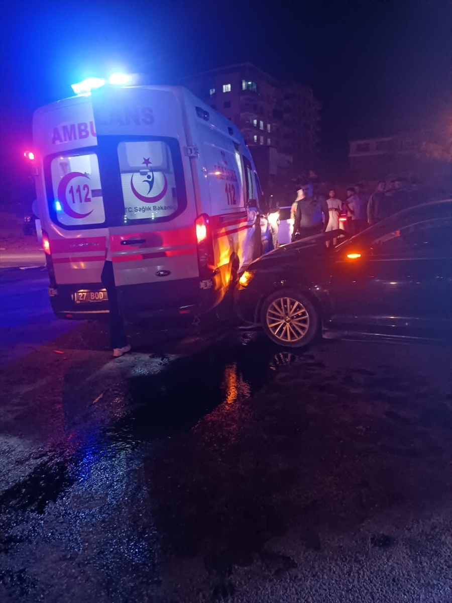 Gaziantep'te ambulansla otomobilin çarpıştığı kazada 2 kişi yaralandı