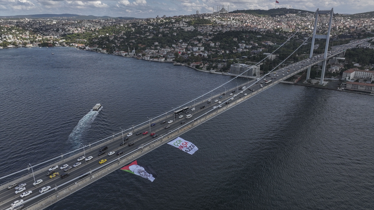 Gazze'de yaşananların unutulmaması adına 15 Temmuz köprüsüne pankart asıldı