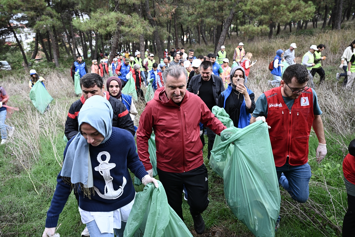 Bakan Bak, Aydos Ormanı'nda “Dünya Temizlik Günü” etkinliğine katıldı