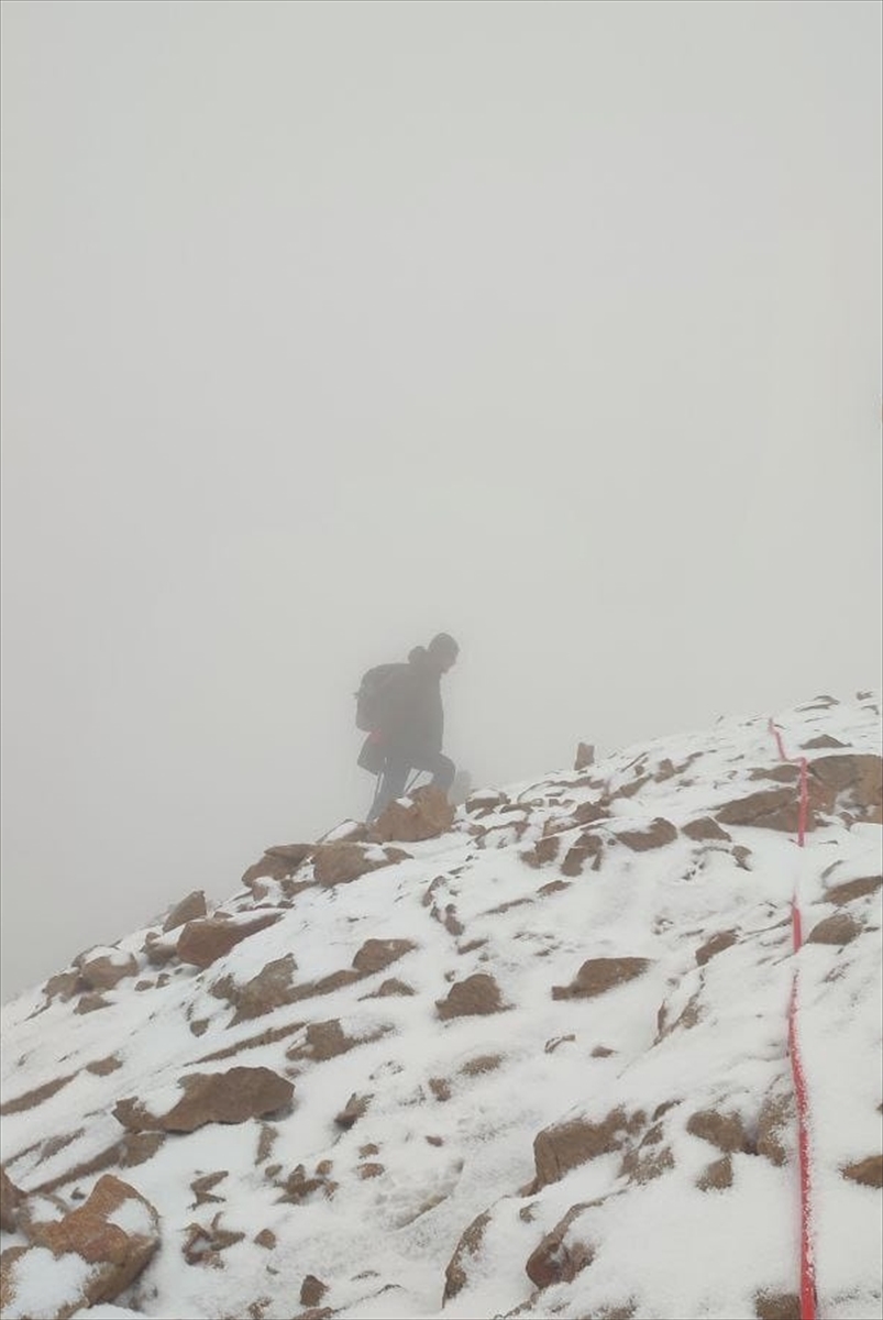 Hakkari'de Cilo Dağı'na tırmanan dağcılar kara yağışına yakalandı