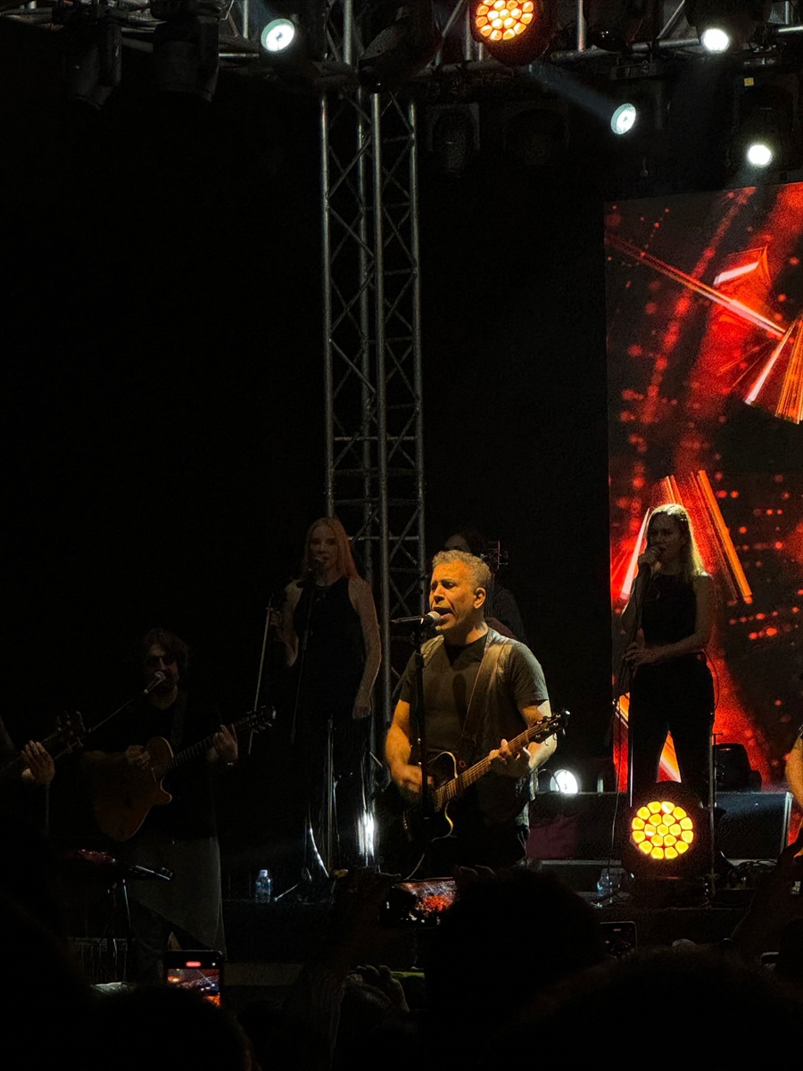 Haluk Levent, Beylikdüzü'nde halk konseri verdi