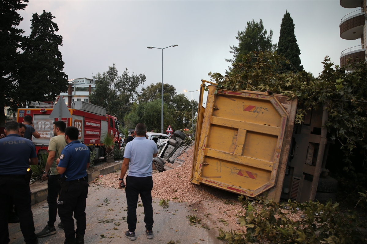 Hatay'da hafriyat kamyonunun 7 araca çarpması sonucu 5 kişi yaralandı