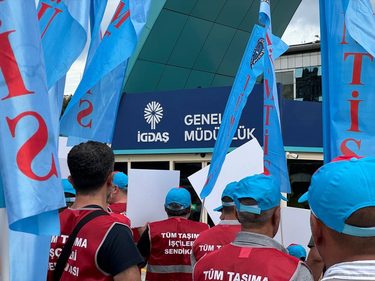 İGDAŞ işçileri toplu sözleşme talebiyle basın açıklaması yaptı