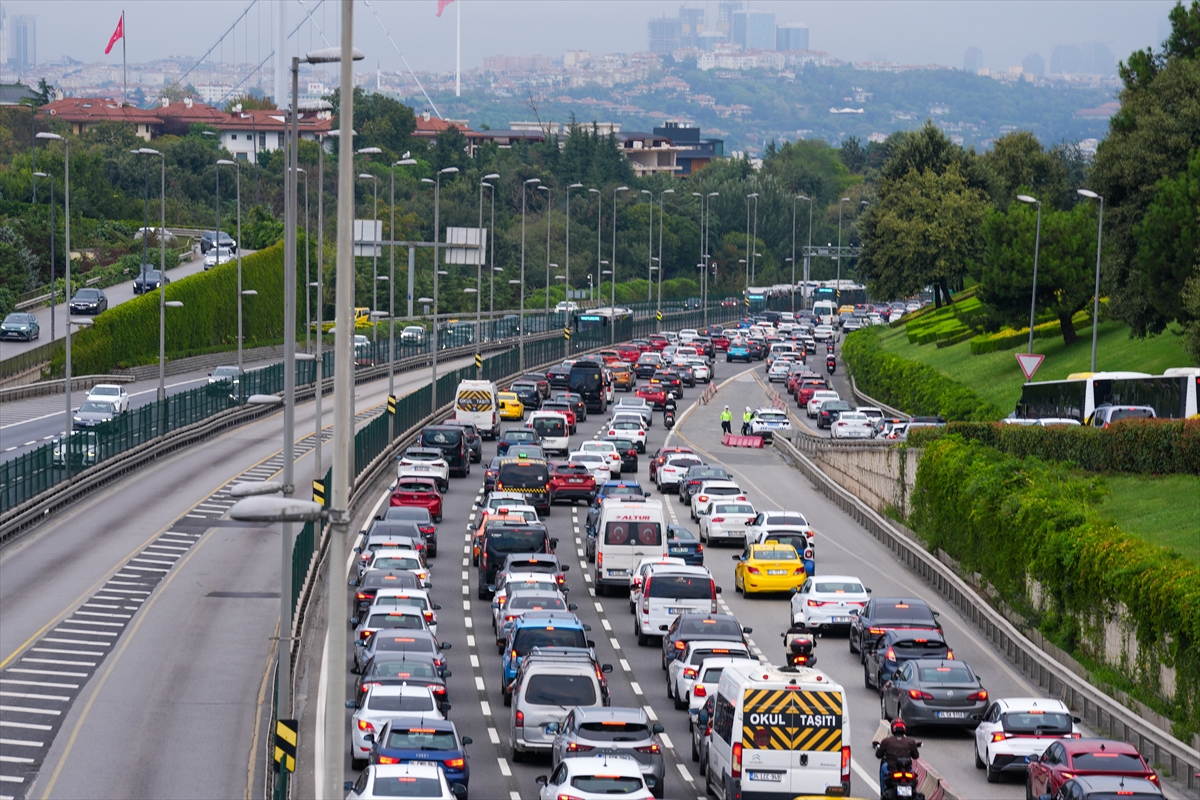 İstanbul trafiğinde okullarda uyum haftası ve haftanın ilk iş günü yoğunluğu