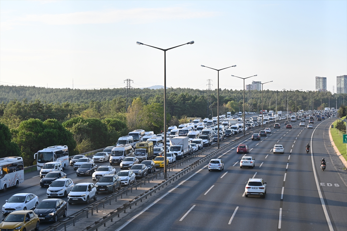 İstanbul'da haftanın dördüncü iş gününde trafikte yoğunluk yaşanıyor