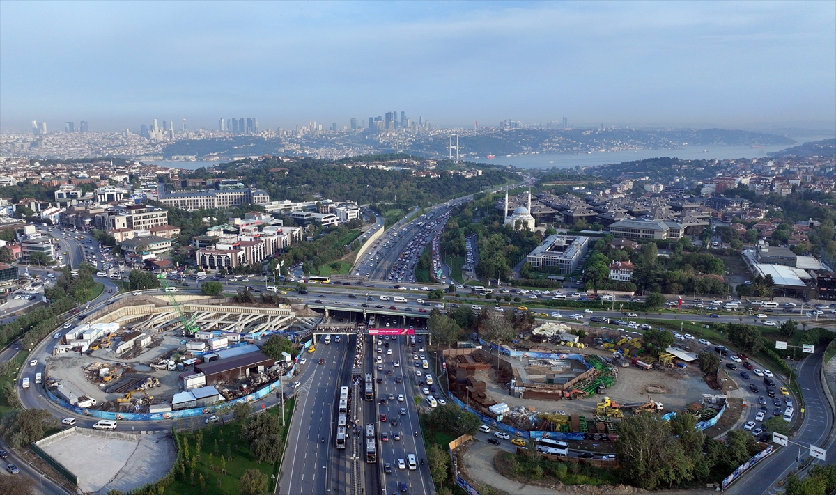 İstanbul'da haftanın üçüncü iş gününde trafik yoğunluğu yaşanıyor