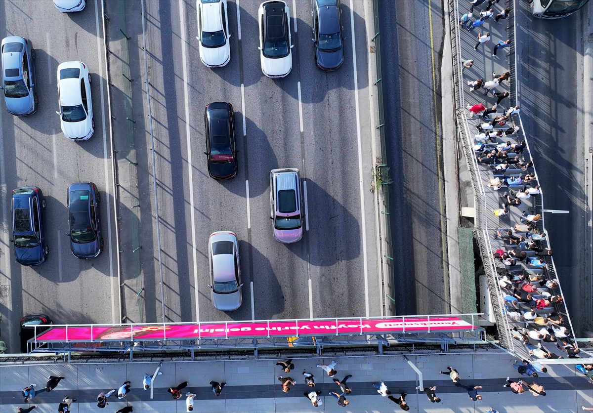 İstanbul'da sabah saatlerinde trafik yoğunluğu yaşanıyor