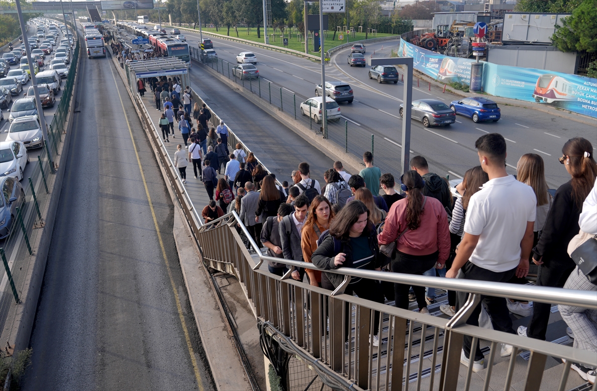 İstanbul'da sabah saatlerinde trafik yoğunluğu yaşanıyor