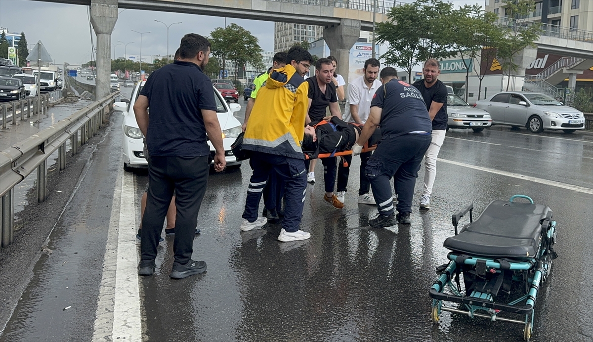 İstanbul'da yağışlı havada kaza yapan motosiklet sürücüsü yaralandı