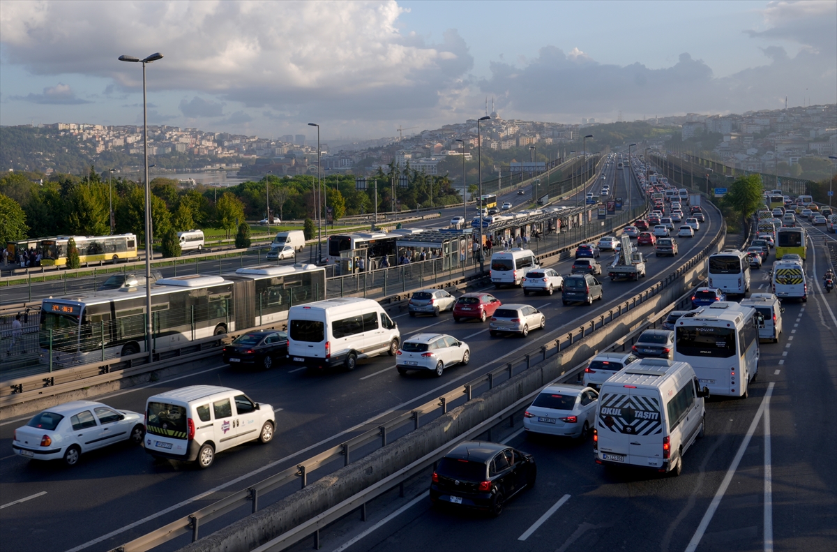 İstanbul'da yeni eğitim öğretim yılının ilk gününde trafik yoğunluğu oluştu