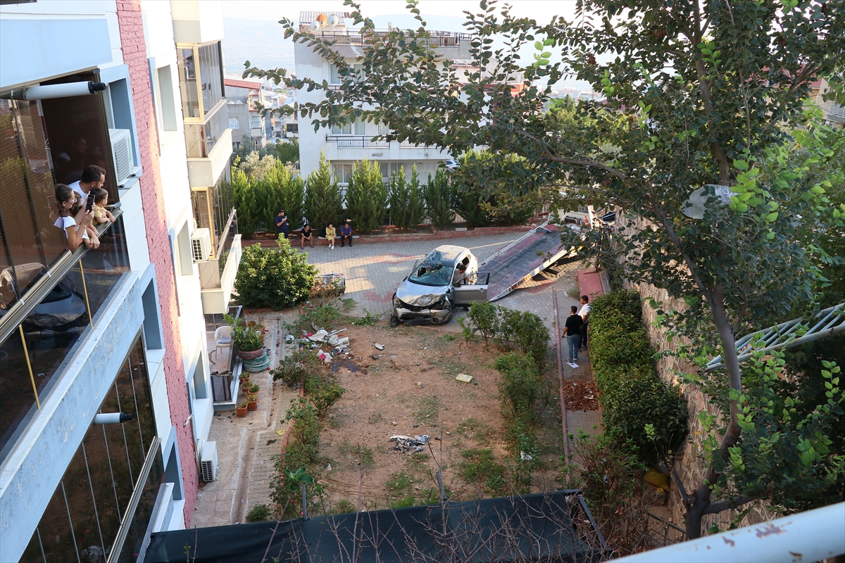 İzmir'de apartmanın bahçesine düşen otomobildeki 2 kişi yaralandı