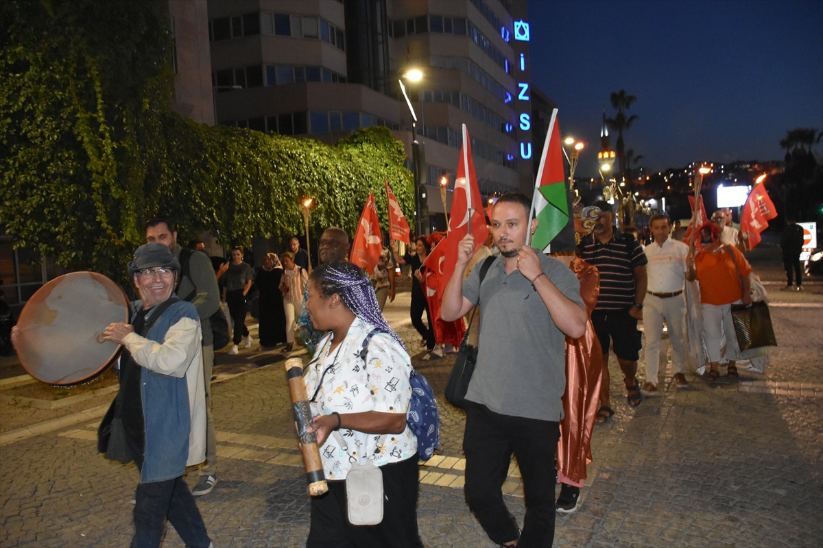 İzmir'de sanatçılar Filistin'e destek için yürüdü