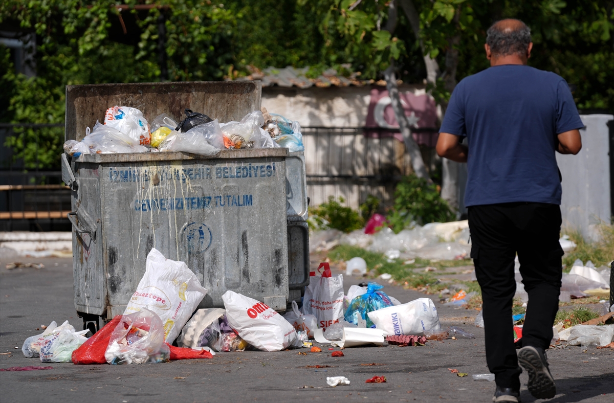 İzmir'in Çiğli ilçesinde toplanmayan çöpler kötü koku ve kirlilik oluşturdu