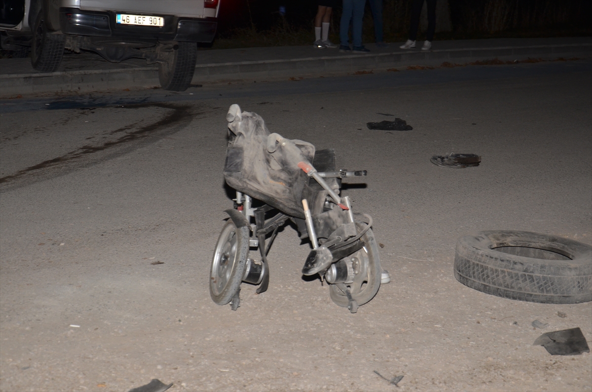 Kahramanmaraş'ta kamyonetin çarptığı akülü tekerlekli sandalyelerde bulunan 3 kişi yaralandı