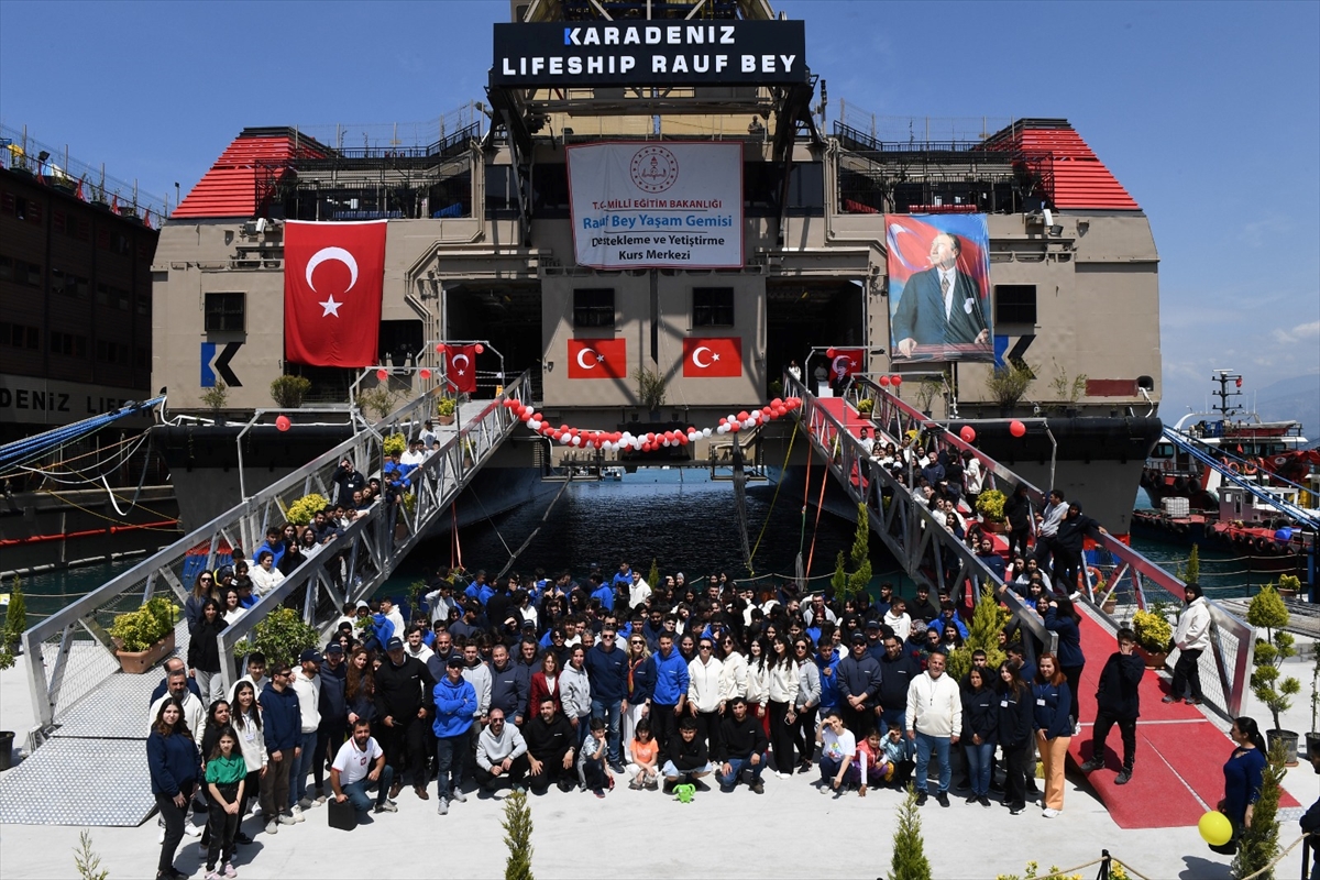 Karadeniz Holding'in İskenderun'daki gemisinde 523 depremzede öğrenci, eğitim hayatına başladı