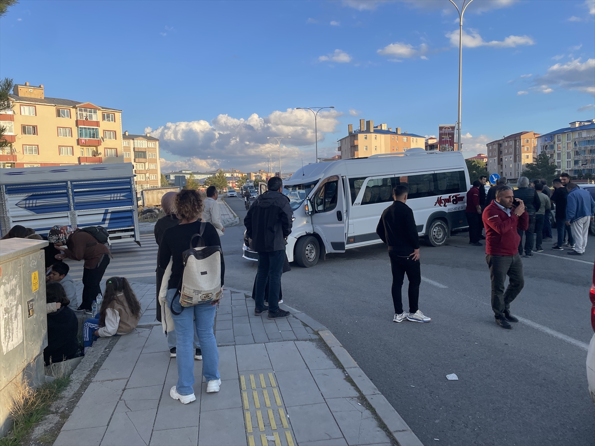 Kars'ta öğrenci servisi ile otomobilin çarpıştığı kazada 6 kişi yaralandı