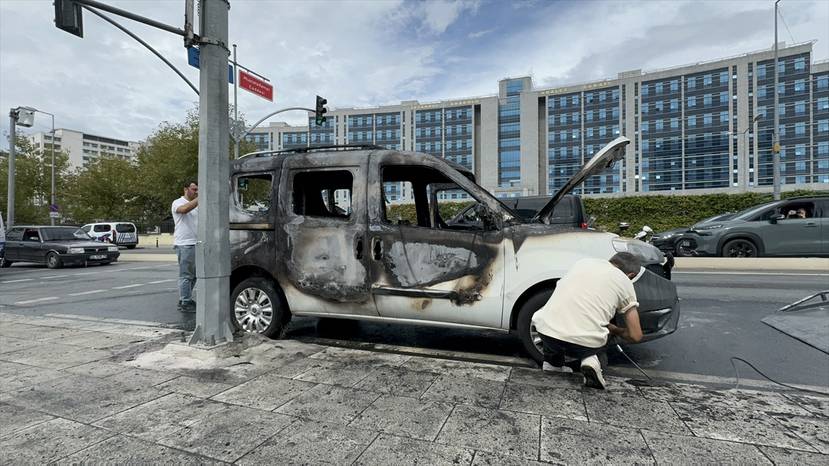 Kartal'da park halindeki hafif ticari araç yandı