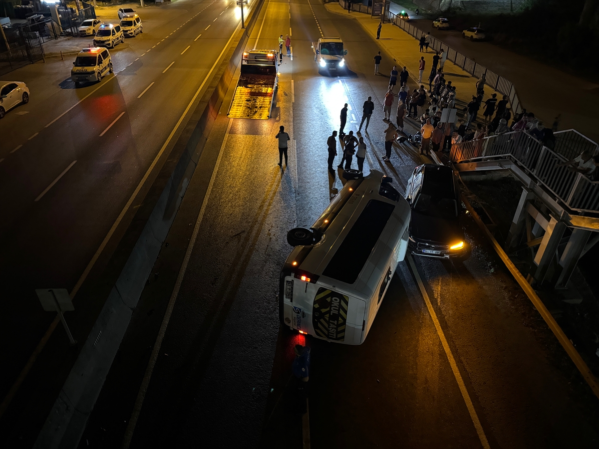 Kocaeli'de işçi servisi ile otomobilin çarpıştığı kazada 7 kişi yaralandı