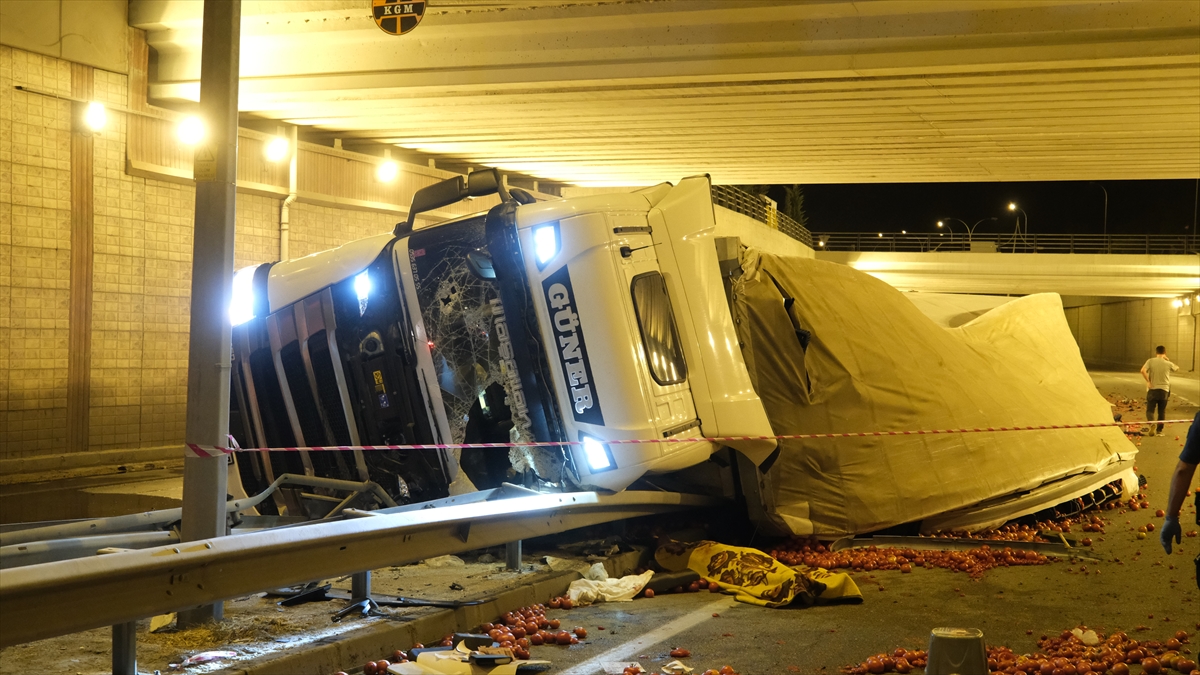 Konya'da devrilen tırın sürücüsü hayatını kaybetti