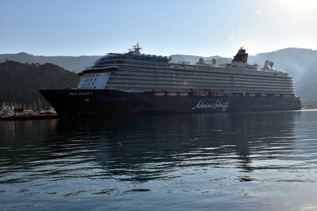 “Mein Schiff 5” kruvaziyeri 2 bin 490 yolcusuyla Marmaris Limanı'na yanaştı