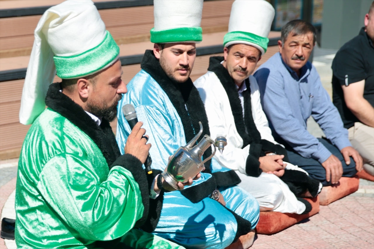 Mudurnu'dan “Türkiye'nin ahisi” seçilen demirci ustasına plaket verildi