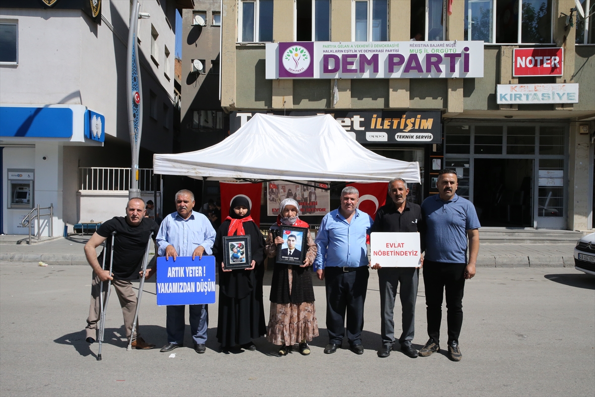 Muşlu aileler, DEM Parti önündeki “evlat nöbeti”ni sürdürüyor