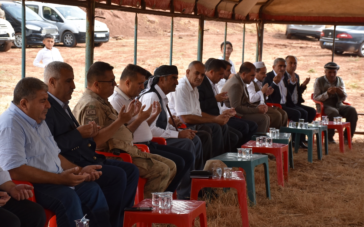 PKK'lı teröristlerin katlettiği yakınlarını, saldırının gerçekleştiği eve Türk asarak andılar