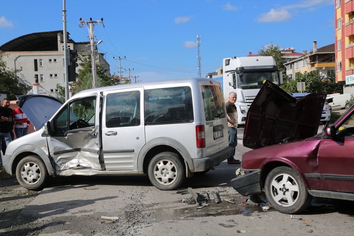 Samsun'da hafif ticari araçla çarpışan otomobildeki 3 kişi yaralandı