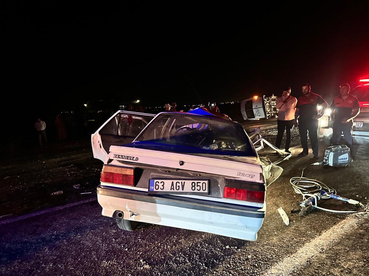 Şanlıurfa'da minibüsle otomobilin çarpıştığı kazada bir kişi öldü, 3 kişi yaralandı